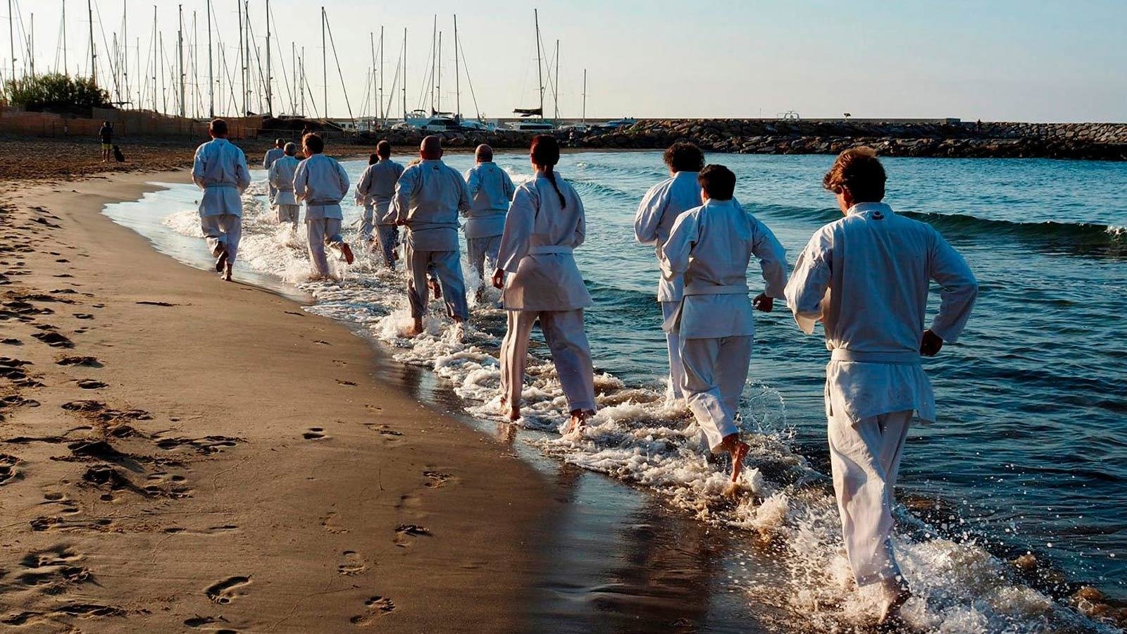 Alumnos corriendo por la orilla del mar, Alta Escuela Karate-Do Gali Peeters Barcelona