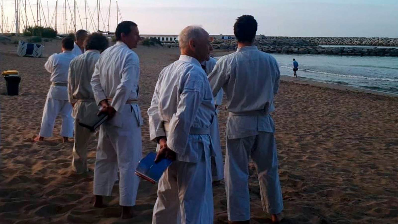 Alumnos de espaldas frente al mar, Alta Escuela Karate-Do Gali Peeters Barcelona