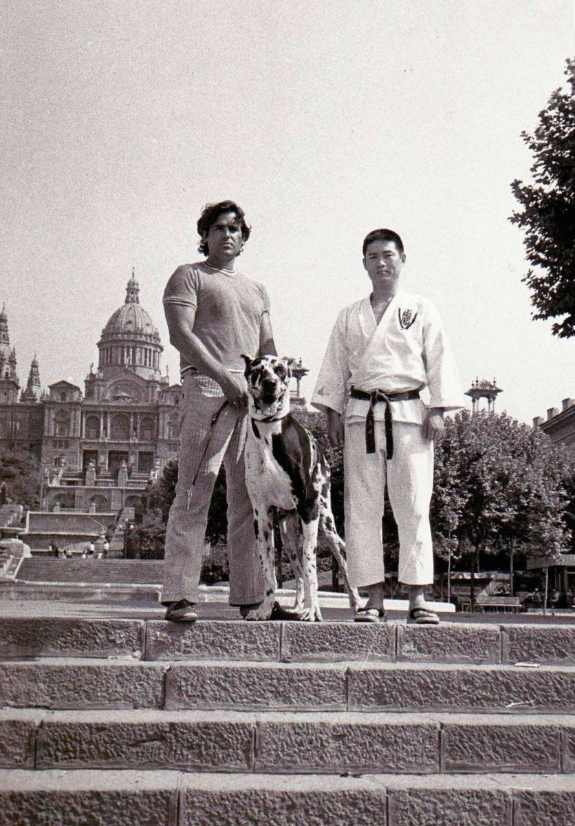 Maestro Gali con maestro japonés frente al Palau Nacional Barcelona años 70
